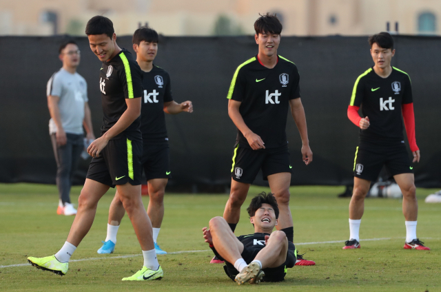브라질과의 친선경기를 앞둔 축구 국가대표팀의 손흥민이 16일 아랍에미리트(UAE) 아부다비의 크리켓 스타디움에서 진행된 훈련에서 볼 빼앗기 게임 도중 넘어져 고통스러운 시늉을 하고 있다. 연합뉴스