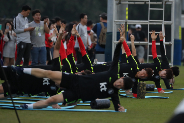 브라질과의 친선경기를 앞둔 축구 국가대표팀의 정우영 등 선수들이 16일 아랍에미리트(UAE) 아부다비의 크리켓 스타디움에서 진행된 훈련에서 스트레칭을 하며 몸을 풀고 있다. 연합뉴스