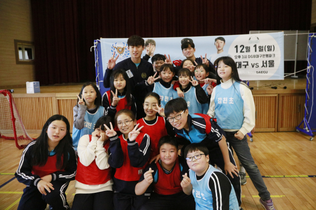 대구FC 선수들이 14일 대구 감천초를 방문해 학생들에게 드리블, 슈팅, 패스 등 축구 기본기를 가르쳤다. 대구FC 제공.