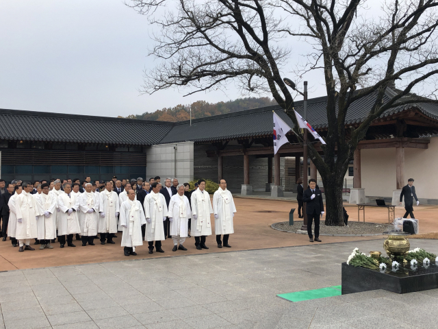 제80회 순국선열의 날 기념식 참석자들이 참배에 앞서 도열해 있다. 경북도 제공