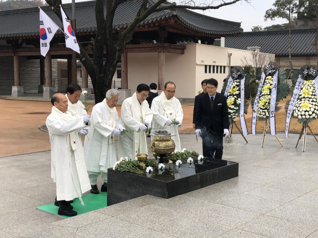 제80회 순국선열의 날 기념식에 참석한 내빈들이 헌화하고 있다. 경북도 제공