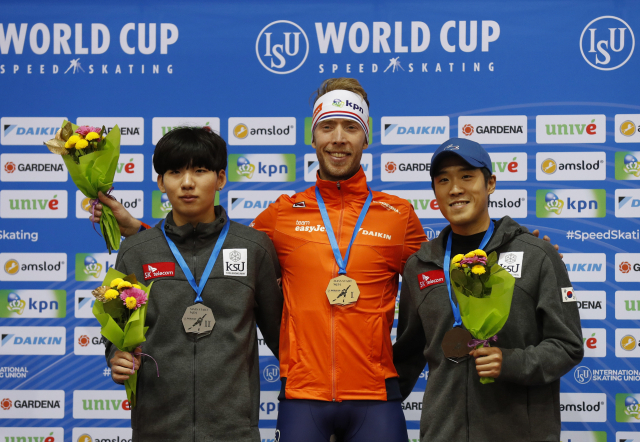 정재원(왼쪽)과 엄천호(오른쪽)가 17일 벨라루스 민스크에서 열린 2019-20 국제빙상경기연맹(ISU) 월드컵 1차 대회 남자 매스스타트에서 각각 2, 3위를 차지하고 시상대에 올라 요릿 베르흐스마(1위·네덜란드)와 함께 기념촬영을 하고 있다. EPA 연합뉴스