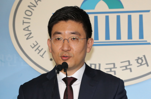 자유한국당 3선 김세연 의원이 17일 오전 국회 정론관에서 기자회견을 열고 총선 불출마를 선언하고 있다. 또 김의원은 황교안 대표와 나경원 원내대표를 비롯한 당 지도부는 물론 의원 전체가 총사퇴하고 당을 해체해야 한다고 촉구했다. 연합뉴스