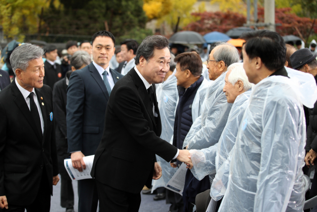 이낙연 국무총리가 17일 오전 서울 덕수궁 중명전에서 열린 제80회 순국선열의 날 기념식에서 참석자들과 인사하고 있다. 연합뉴스