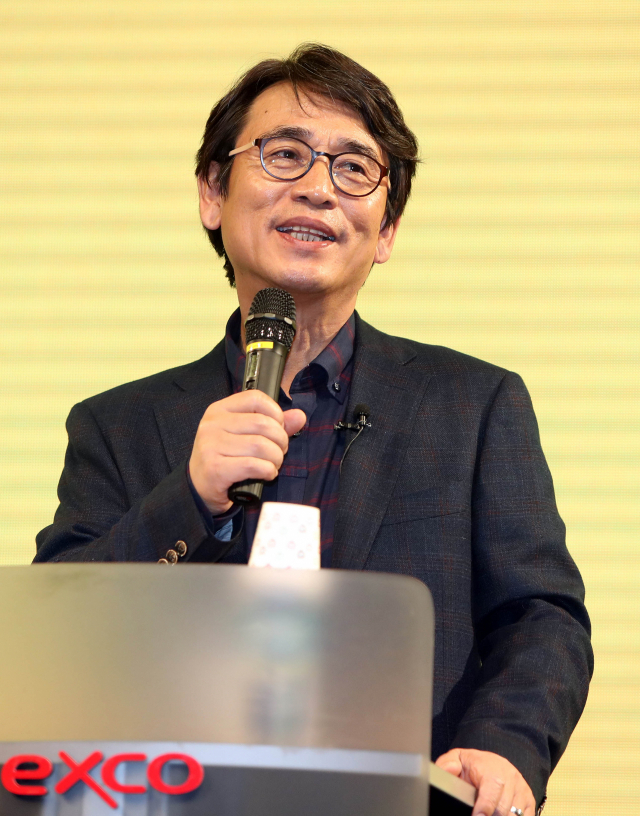 유시민 노무현재단 이사장이 16일 대구 북구 엑스코에서 열린 초청 특강에서 