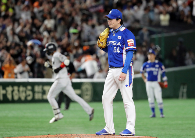 17일 일본 도쿄의 도쿄돔에서 열린 2019 세계야구소프트볼연맹(WBSC) 프리미어12 슈퍼라운드 결승전 한국과 일본의 경기. 2회말 2아웃 주자 1, 2루 상황에서 한국 선발투수 양현종이 일본 야마다에게 3점 홈런을 허용하고 허탈해 하고 있다. 연합뉴스