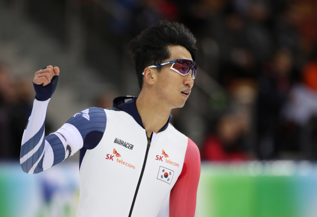 김준호가 17일(한국시간) 벨라루스 민스크에서 열린 2019-2020시즌 국제빙상경기연맹(ISU) 월드컵 1차 대회 남자 500ｍ 디비전A에서 가장 빨리 결승선을 통과한 뒤 기뻐하고 있다. EPA연합뉴스