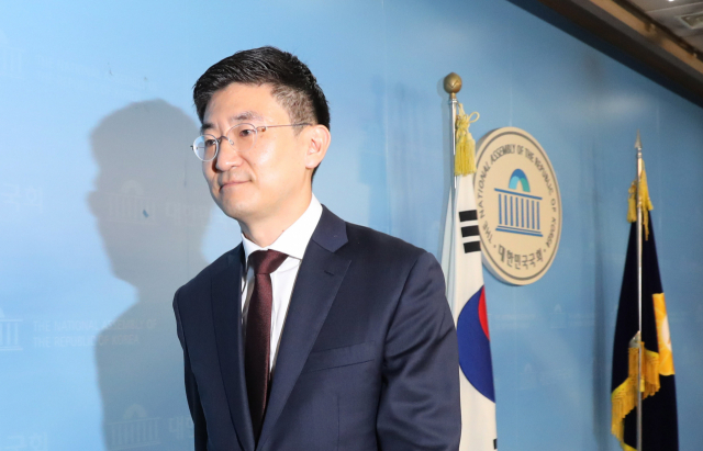 자유한국당 3선 김세연 의원이 17일 오전 총선 불출마 선언 기자회견을 한 뒤 국회 정론관을 나서고 있다. 연합뉴스