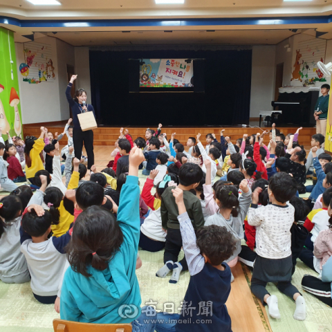 경북북부아동보호전문기관이 지역 아동들을 대상으로 아동학대 예방을 위한 홍보교육을 시행하고 있다. 김영진 기자