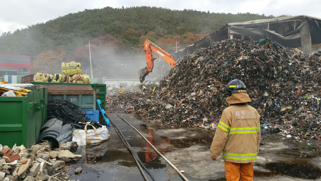고령군 개진면 폐기물 수거업체에서 불이 나 소방관들이 화재 이틀째인 18일 잔불을 정리하고 있다. 이채수 기자