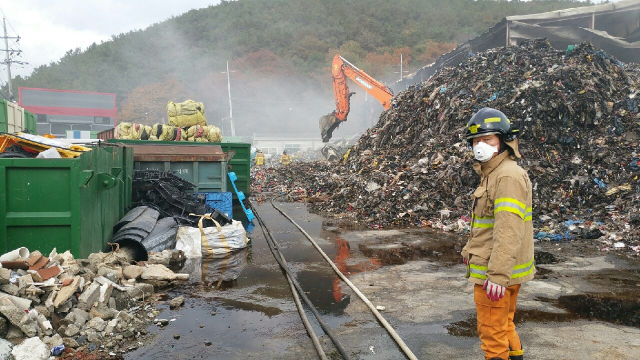 고령군 개진면 폐기물 수거업체에서 불이 나 소방관들이 화재 이틀째 18일 잔불을 정리하고 있다. 이채수 기자.