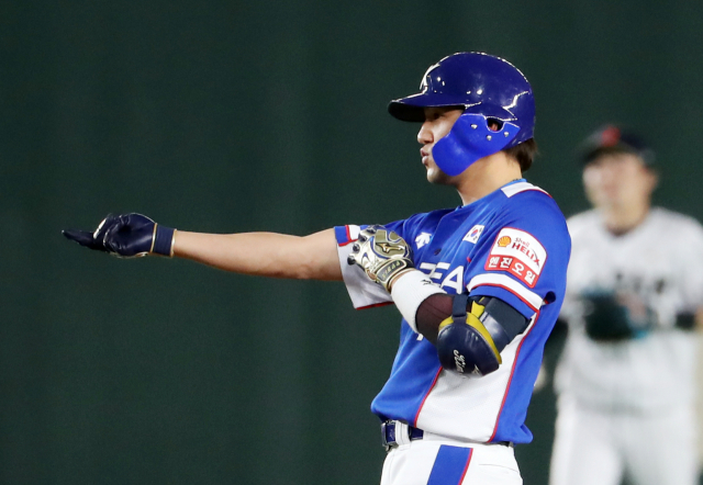 16일 일본 도쿄돔에서 열린 2019 세계야구소프트볼연맹(WBSC) 프리미어12 슈퍼라운드 한국과 일본의 경기. 4회초 2아웃 주자 2, 3루 상황에서 한국 김상수가 2타점 2루타를 날리고 환호하고 있다. 연합뉴스