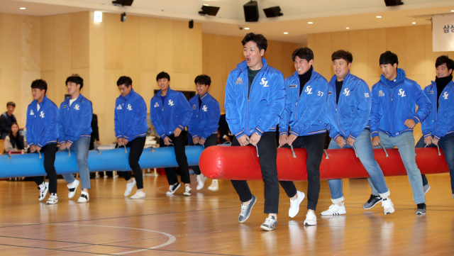 삼성 라이온즈가 올겨울 어려운 이웃을 위한 사회공헌 활동에 나선다. 사진은 지난해 사회공헌 활동으로 열린 야구멘토링 행사. 삼성 라이온즈 제공