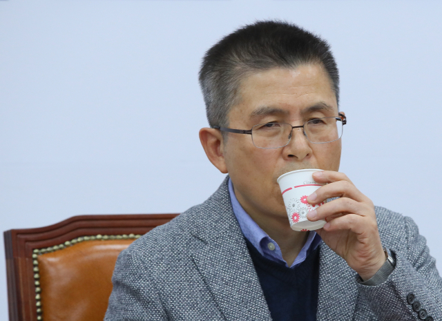 자유한국당 황교안 대표가 18일 국회에서 열린 최고위원회의에서 물을 마시고 있다. 연합뉴스