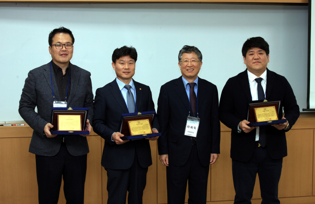 최근 (사)한국산업경영학회의 추계학술대회 및 경영자대상, 브랜드대상 시상식이 끝난 뒤 ㈜이명이앤씨 김흥수 대표이사, ㈜대송창호 윤정록 대표이사, 이희욱 한국산업경영학회 회장, (주)효성청과 김형수 대표이사(왼쪽부터)가 상을 들어보이고 있다. 영남대 제공