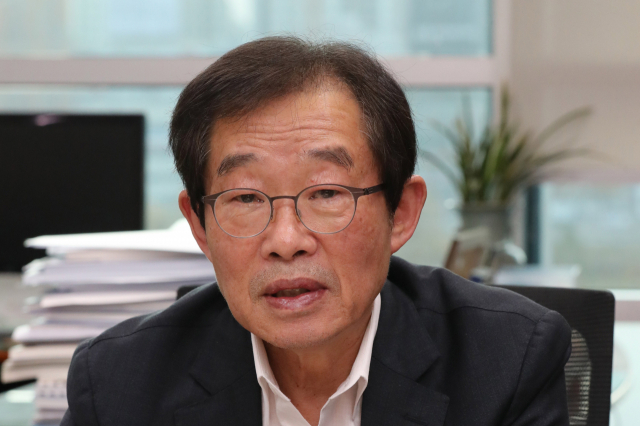 블로그 글을 통해 내년 총선 불출마를 선언한 더불어민주당 비례대표 초선 이용득 의원이 18일 오후 국회 의원회관 의원실에서 업무를 보고 있다. 이철희·표창원 의원에 이어 이 의원이 내년 총선에 나서지 않겠다는 뜻을 밝히면서, 총선 불출마를 공식화한 민주당 초선 의원은 3명이 됐다. 연합뉴스