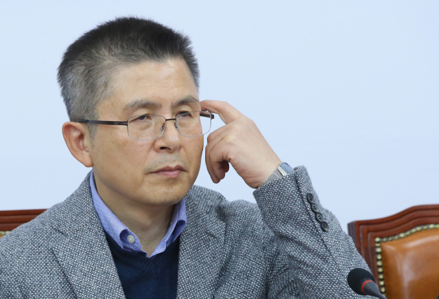 자유한국당 황교안 대표가 18일 국회에서 열린 최고위원회의에서 머리를 만지며 고민하고 있다. 연합뉴스