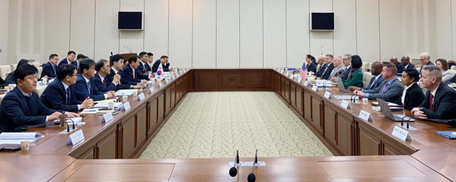 18일 오후 동대문구 청량리동 한국국방연구원에서 정은보 방위비분담협상대사와 제임스 드하트 미국 국무부 선임보좌관을 수석대표로 한 한미 대표단이 참석한 가운데 제11차 한미 방위비 분담금 특별협정(SMA) 제3차 회의가 열리고 있다. [외교부 제공. 재판매 및 DB 금지] 연합뉴스