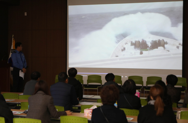 18일 오전 대구 달성군 강서소방서 3층에 마련된 독도 소방구조헬기 추락사고 범정부 현장 수습지원단 브리핑실에서 지원단 관계자들이 추락 헬기 탑승원 가족들에게 수색 상황에 대해 브리핑하고 있다. 연합뉴스