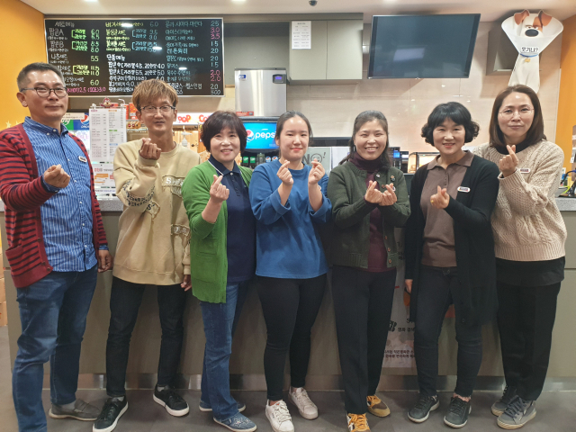 합천시네마 직원들이 활짝 웃으며 관객을 맞는 자신들의 일터에서 기념촬영을 하고 있다. 이용석 기자