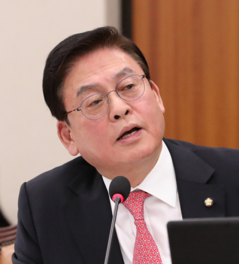 자유한국당 정우택 의원이 16일 오전 국회에서 열린 산자위 국정감사에서 최창희 공영홈쇼핑 대표이사에게 질의하고 있다. 자료사진 연합뉴스