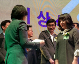 영남대병원 박소영 약제부장(오른쪽) 수상 모습.
