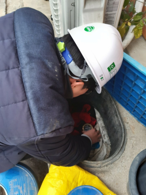 한국수자원공사 예천수도관리단 직원이 한 가정을 방문해 스마트미터링을 설치하고 있다. 예천수도관리단 제공