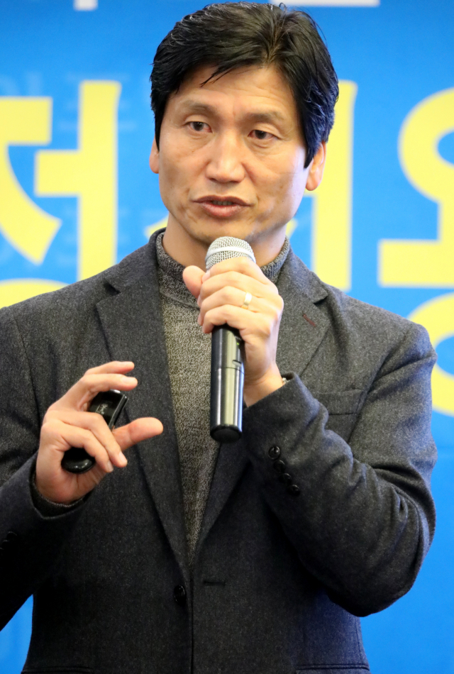 정정용 U-18 월드컵 청소년대표팀 감독이 19일 대구 수성구 지산동 호텔수성에서 열린 아시아포럼 21 릴레이 초청토론회에서 축구발전과 지도자의 덕목에 대해 강의하고 있다. 아시아포럼 21 제공.