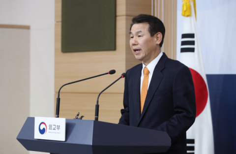 내년도 주한미군의 방위비 분담금을 결정하는 제11차 한미 방위비분담 특별협정(SMA) 제3차 회의가 19일 파행 끝에 조기 종료된 가운데 정은보 한국 측 협상 수석대표가 외교부 브리핑룸에서 정부 입장과 협상 상황 등을 발표하고 있다. 연합뉴스