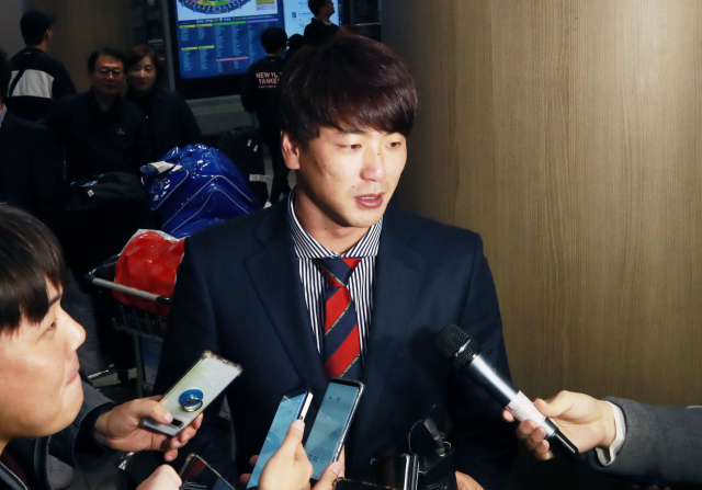 프리미어12 야구대표팀 김광현이 18일 오후 인천국제공항을 통해 귀국, 취재진 질문에 답하고 있다. 김경문 감독이 이끄는 대표팀은 2019 세계야구소프트볼연맹 프리미어12 결승전에서 일본에 패배하며 준우승을 차지했다. 연합뉴스