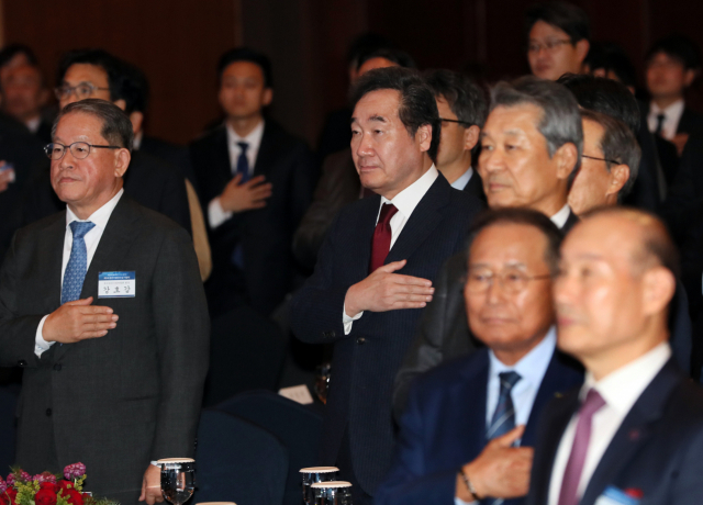이낙연 국무총리(왼쪽 두번째)와 강호갑 한국중견기업연합회장(왼쪽) 등이 19일 오후 서울 중구 롯데호텔에서 열린 제5회 중견기업인의 날 행사에서 국기에 대한 경례를 하고 있다. 연합뉴스