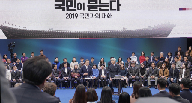 문재인 대통령이 19일 오후 서울 상암동 MBC에서