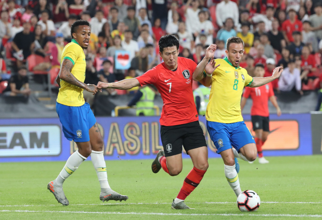 19일(현지시간) 아랍에미리트(UAE) 아부다비 모하메드 빈 자예드 스타디움에서 열린 한국과 브라질 축구 대표팀 평가전에서 손흥민이 돌파를 시도하고 있다. 연합뉴스