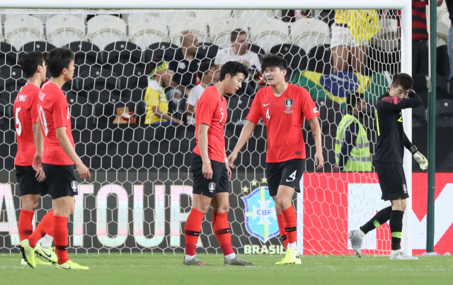 19일(한국시간) 아랍에미리트(UAE) 아부다비의 모하메드 빈 자예드 스타디움에서 열린 대한민국과 브라질 대표팀의 친선경기에서 한국이 다닐루(유벤투스)에게 세번째 골을 허용한 뒤 아쉬워하고 있다. 연합뉴스