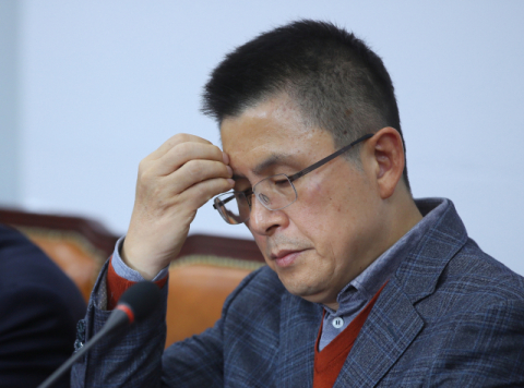 청와대 앞 분수대 광장에서 단식에 들어갈 예정인 자유한국당 황교안 대표가 20일 국회에서 열린 당대표 및 최고위원-중진의원 연석회의에서 중진들의 발언을 듣는 도중 머리를 만지고 있다. 연합뉴스