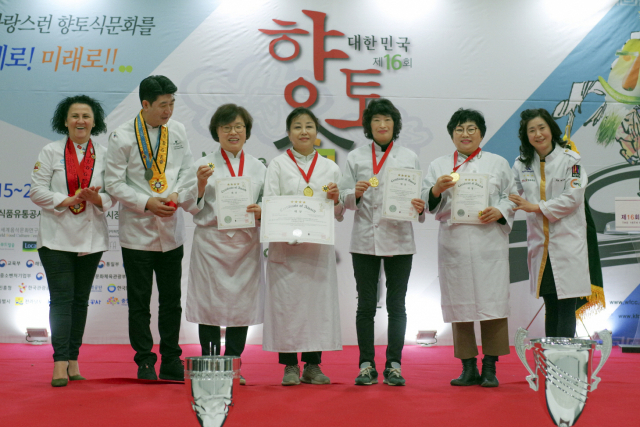 대상을 수상한 영주향토음식점협의회 회원들이 기념사진을 촬영했다. 영주시 제공