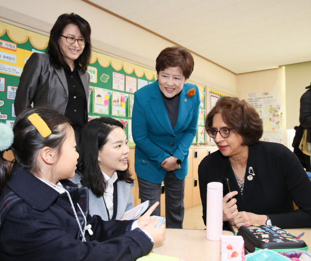 강은희 대구시교육감(오른쪽 두번째)와 시바 쿠마리 IB 회장(오른쪽 첫번째)이 IB PYP 과정을 운영 중인 경북대사대부초를 찾아 학생과 얘기를 나누고 있다. 대구시교육청 제공