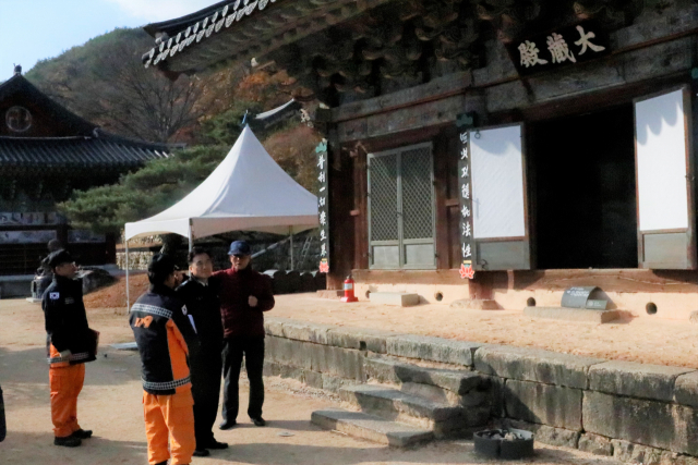 남화영 경상북도 소방본부장과 직원들이 지난 19일 용문사를 방문해 소방안전대책 점검을 하고 있다. 예천소방서 제공