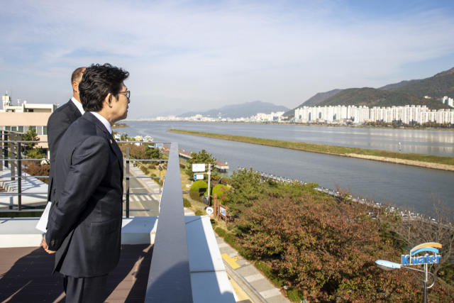 조명래 환경부 장관이 12일 오후 부산 사하구 하단2동 한국수자원공사 부산권지사를 방문, 낙동강 하구 기수생태계 복원을 위해 추진 중인 낙동강 하굿둑 단기개방 실험 등 추진현황을 점검하고 있다. 연합뉴스