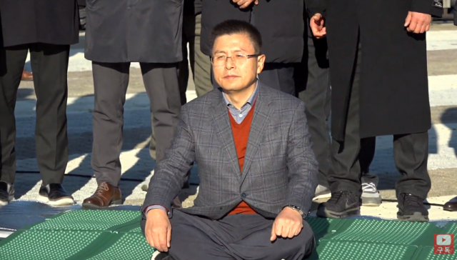 황교안 자유한국당 대표가 20일부터 정부의 국정실패를 규탄하며 무기한 단식 투쟁을 시작했다. 유튜브 채널 오른소리 캡처