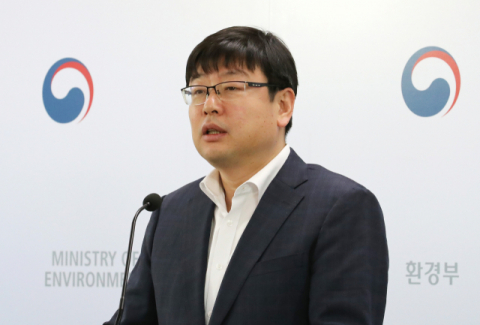 조현수 환경부 환경보건정책과장이 19일 오전 세종시 정부세종청사에서 환경부, 국토교통부, 원자력안전위원회 등 관계부처 합동, 건축자재 라돈 저감·관리 지침서 발표를 하고 있다. 연합뉴스