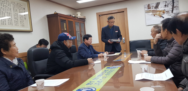 영주시가 추진 중인 주차타워 인근 주택가 주민들이 영주시장실을 항의 방문해 관계 공무원에게 사업 중단을 촉구하고 있다. 마경대 기자
