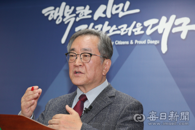 김태일 대구시 신청사건립추진공론화위원장이 20일 오전 대구시청 기자실에서 신청사 이전 후보지 선정과 관련해 브리핑을 하고 있다. 정운철 기자 woon@imaeil.com