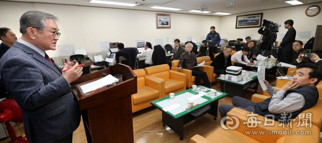 김태일 대구시 신청사건립추진공론화위원장이 20일 오전 대구시청 기자실에서 신청사 이전 후보지 선정과 관련해 브리핑을 하고 있다. 대구시민 252명으로 구성된 시민참여단이 다음 달 20일~22일까지 2박3일간 대구시 신청사 건립 예정지 선정을 위한 평가를 실시할 예정이다. 정운철 기자 woon@imaeil.com