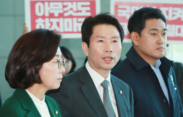 더불어민주당 이인영(가운데), 자유한국당 나경원(왼쪽), 바른미래당 오신환 원내대표가 20일 오전 인천국제공항 제2터미널에서 출국하며 발언하고 있다. 미국 워싱턴DC로 향하는 이들 3당 원내대표는 4박 5일간 미국에 머물며 미국 의회 및 정부 주요 인사들과 면담, 방위비 분담금과 관련한 한국의 입장을 전달할 예정이다. 연합뉴스