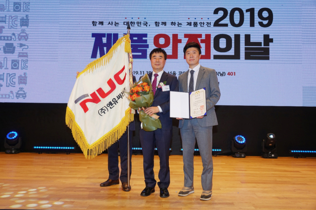 김종부 엔유씨전자 회장(사진 왼쪽)이 19일 서울 코엑스에서 열린 