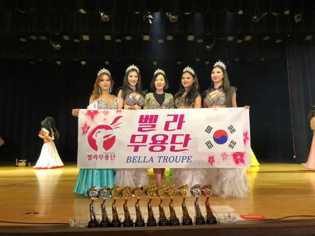 대구 벨라무용단(단장 박성화)이 17일 대만에서 열린 국제 벨리댄스 대회에서 오가영, 김희은 양의 활약으로 좋은 성적을 거뒀다. 대구 벨라무용단 제공