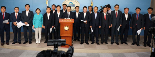 지난 6월 21일 자유한국당 대구경북 발전협의회 회의 및 기자회견에 참석한 국회의원들.[곽상도 국회의원 제공]