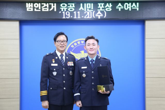 여자화장실을 몰래 훔쳐보다가 달아난 30대 남성을 뒤쫓아 검거한 군인과 그 친구가 경찰로부터 표창을 받았다. 20일 경찰에 따르면 공군 제11전투비행단 임창현 중위와 친구 김필수씨는 주말인 지난 9일 새벽 경남 창원의 한 상가 복도에서 이야기를 나누다가 여자화장실에서 황급히 뛰쳐나오던 한 남성을 발견했다. 연합뉴스