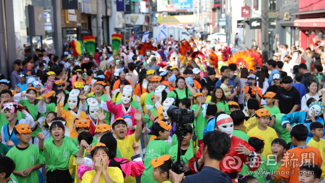 안동시가 제5회 트래블아이 어워즈에서 가을축제 부문 최우수상을 수상했다. 안동시는 해마다 가을 안동국제탈춤페스티벌을 개최해오고 있다. 사진은 올 해 축제 가운데 도심속에서 펼져진 비탈민 난장 모습. 안동시 제공